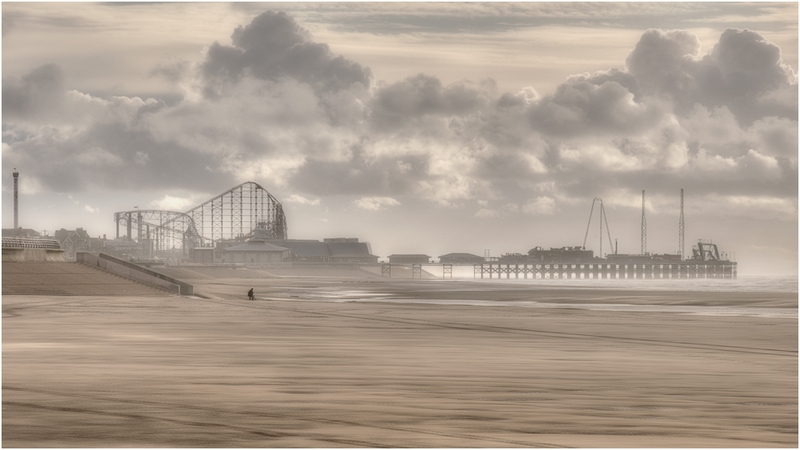 573 - METAL DETECTOR ON BLACKPOOL BEACH - WHITE JOHN - united kingdom.jpg